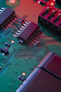 primer plano de la placa de circuito con diferentes componentes